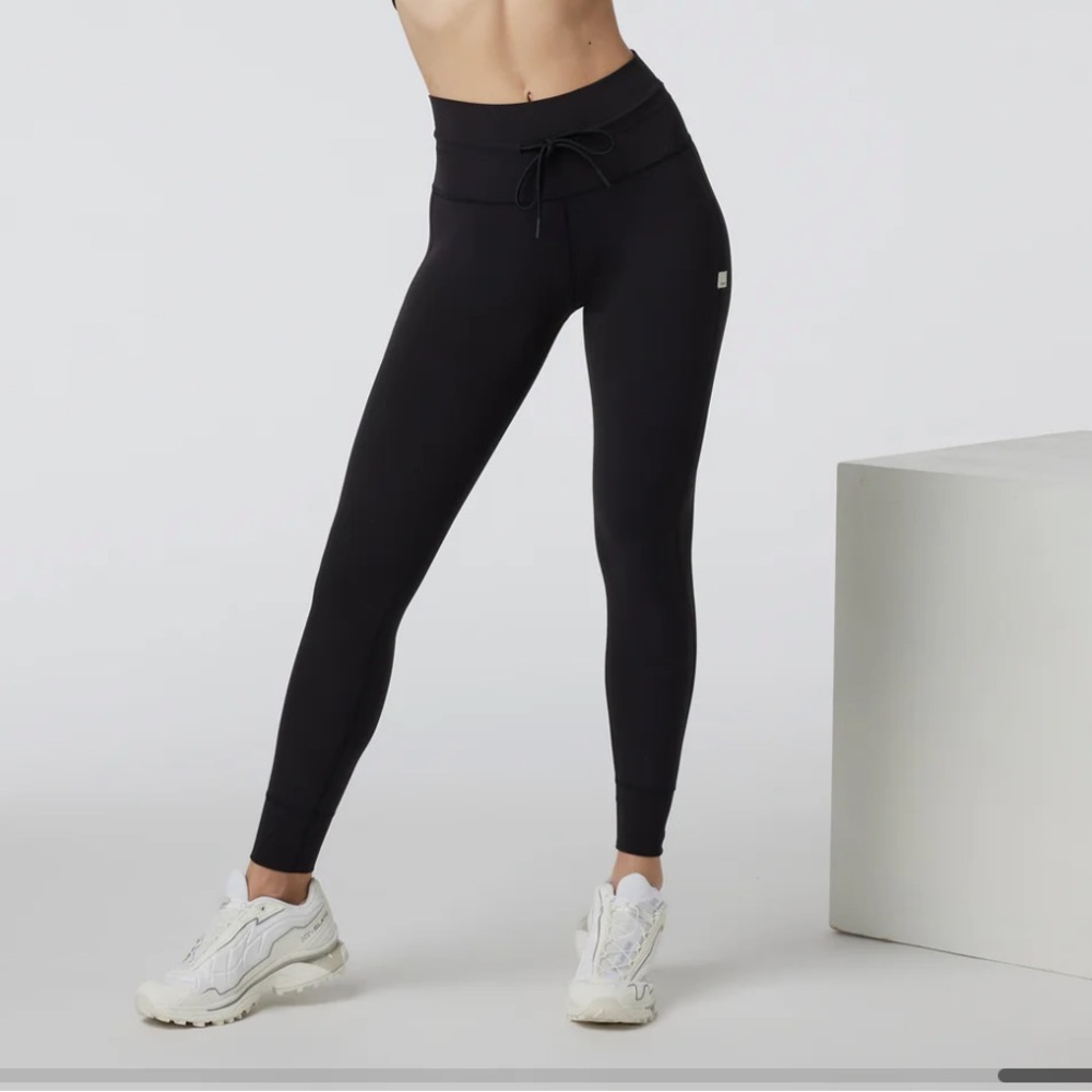 Vuori Black daily legging size extra small, great condition!